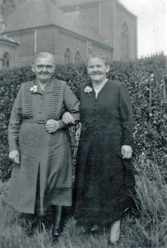 Echtgenote Lien (rechts) met haar zus Katrien van Bakel. foto collectie Hans van de Mortel