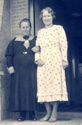 Moeder Anna en dochter (2) Jacoba M. (Koos) in 1945.