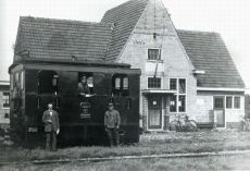 De tramhalte in Deurne met H. Althuizen als Stationschef