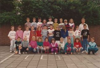 Frits Hoeben (achteraan rechts) met een schoolklas in 1993