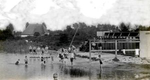In 1933 werd het zwembad De Clarinet aangelegd, toen nog met het "hutje aan de zee" aan de Clarinetweg 26, waar vroeger onder andere De Zeele-mennekes woonden, op de achtergrond. Zo’n dertig jaar later moest het huisje plaats maken voor uitbreiding van het strand en de zonnewei.