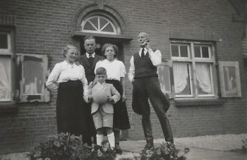 Bij de eerste communie van Frans. foto's collectie LHE - familie Aarts-van den Berkmortel