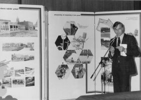 Burgemeester Van Genabeek opent tentoonstelling bij eerste lustrum september 1982.