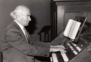 Piet als organist. Foto: collectie Peter Vink