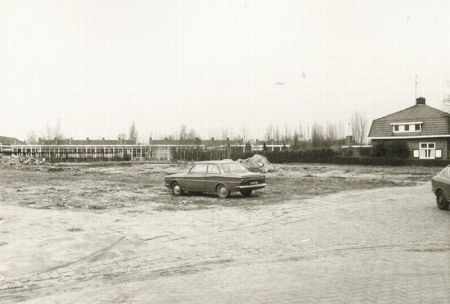 Na de sloop van nummers 102 en 104. Op de achtergrond de noodgebouwen van het Pius XII-college. foto collectie gemeente Deurne