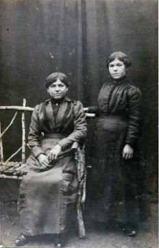 Jeugdfoto van echtgenote Lien (rechts) met haar zus Katrien van Bakel. foto collectie Jana Schobers-van de Mortel