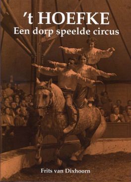 't Hoefke Een dorp speelde circus.jpg