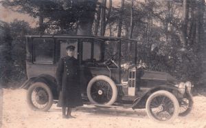 De chauffeur van baron De Smeth van Deurne in de jaren twintig van de 20e eeuw voor zijn dienstauto in het kasteelpark aan het Haageind.