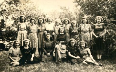Eigenaresse en personeel van confectieatelier ADMA in 1954. Klik op de foto voor de namen. Foto: collectie Frans Gloudemans