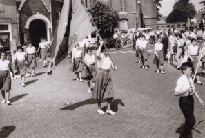 De sportieve boerinnen bij de intocht van burgemeester Hoebens in 1960. foto collectie Jan Hoebens