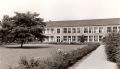 Het schoolgebouw in 1962, gezien vanaf de voorkant